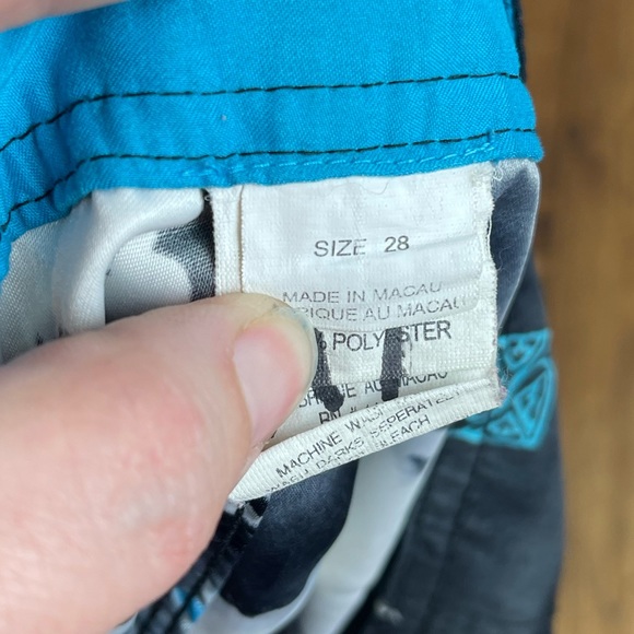 Quicksilver board shorts size 28 - Picture 4 of 6